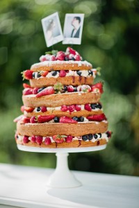 naked wedding cake with strawberries by fiestasol